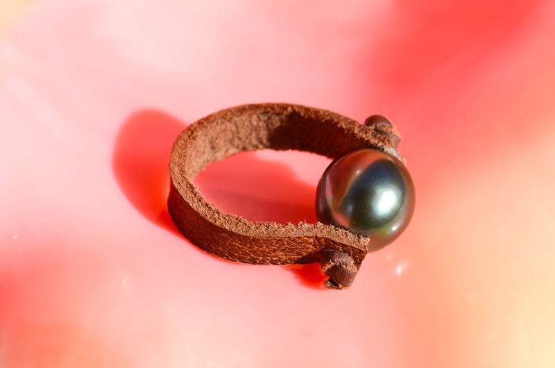 Bague avec une perle noire de Tahiti - 10.5mm