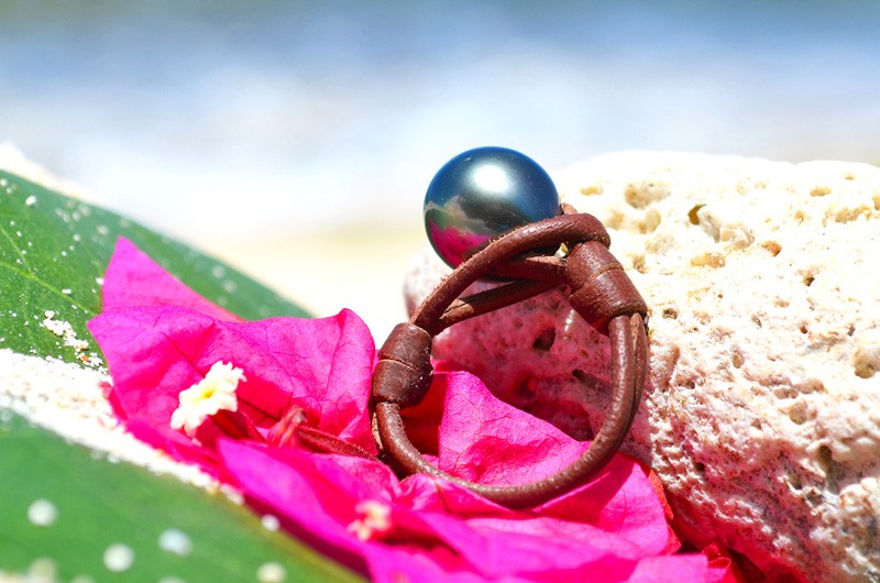Bague avec une perle noire de Tahiti - 11.5mm