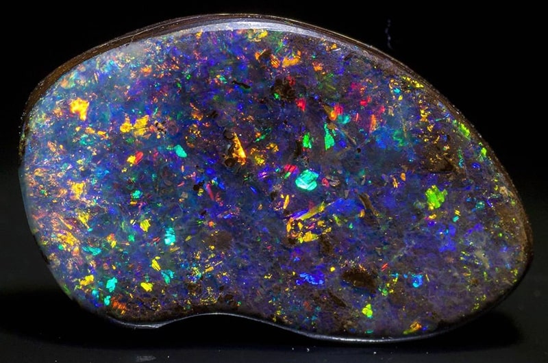 Natural stone: opal virtues and benefits