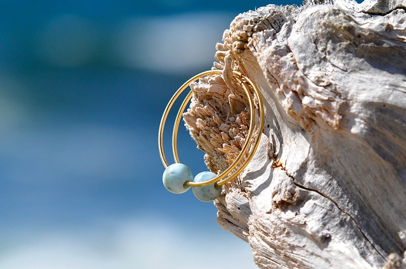 Boucles d'oreilles créoles en or et perles de Larimar