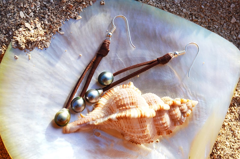 produit: 4 Tahitian Pearls and Leather long Earrings