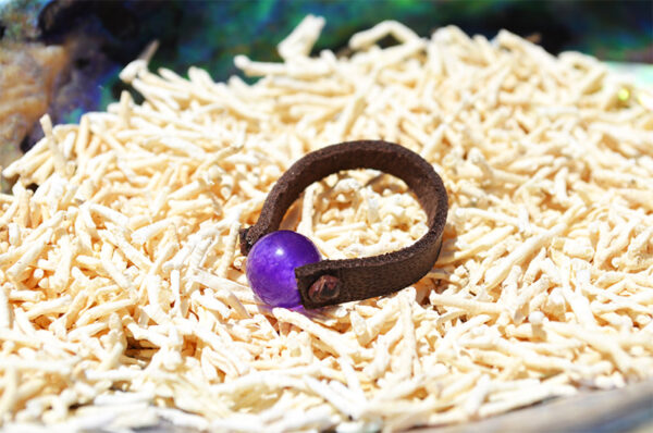 bague-perle-amethyste-8mm-cuir-01.jpg | Kalinas Perles