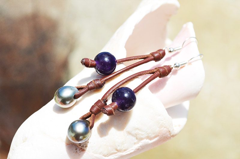 produit: Boucles d'oreille en cuir et perles d'Amethyste et perles de Tahiti