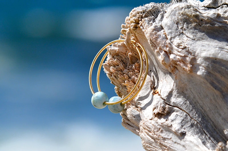 produit: Hoop earrings in gold and Larimar pearl