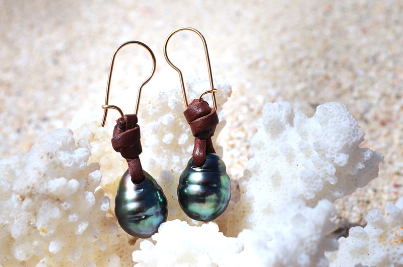 produit: Earrings with 2 Tahitian drop pearls and leather