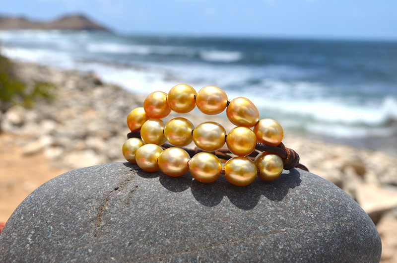 produit: Bracelet 3 rows 20 golden Australian Pearls