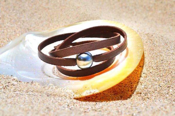 bracelet-cuir-plat-2-perles-de-tahiti-02.jpg | Kalinas Perles