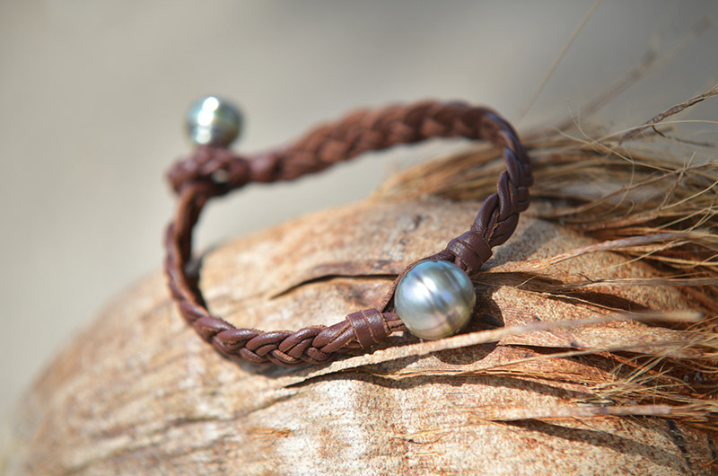 produit: Braided 6-strand leather bracelet with Tahitian pearl