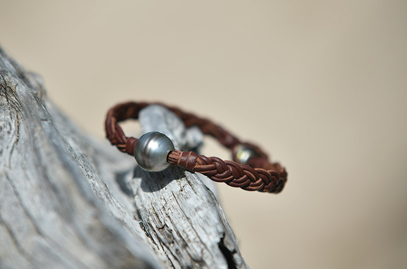 produit: Braided 6-strand leather bracelet with Tahitian pearl