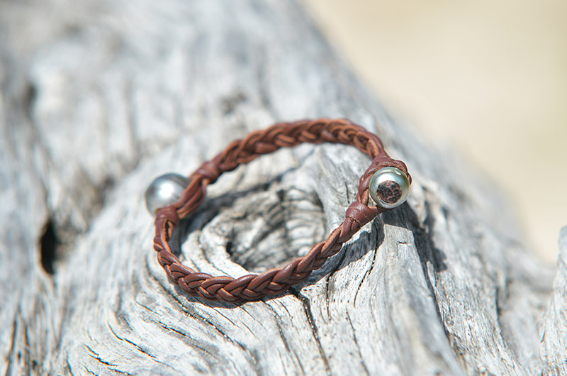 produit: Braided 6-strand leather bracelet with Tahitian pearl