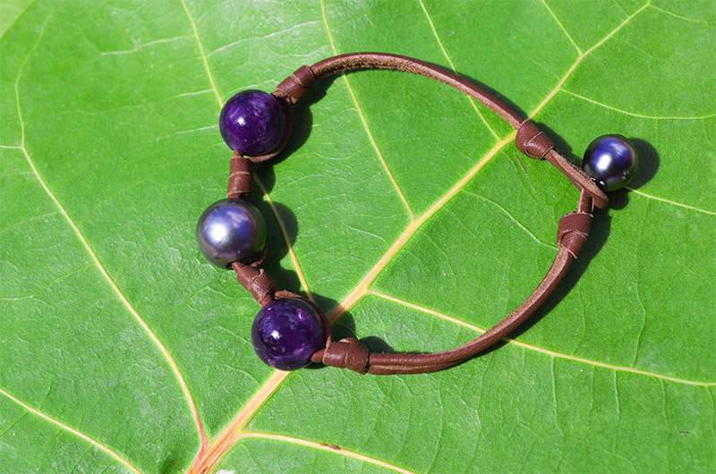 produit: Bracelet avec noeuds en cuir et ses perles de Tahiti et Améthyste (10mm)