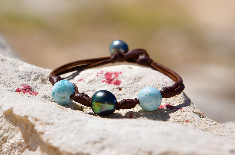 produit: Bracelet with Tahitian pearl, Larimar and leather knots