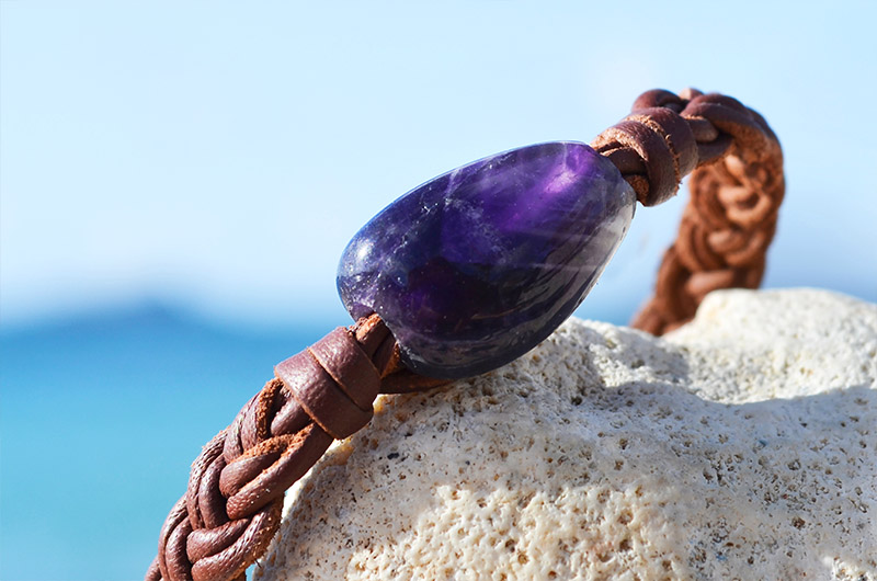 produit: Bracelet tressé 6 fils et perles d'Amethyste et mer du Sud