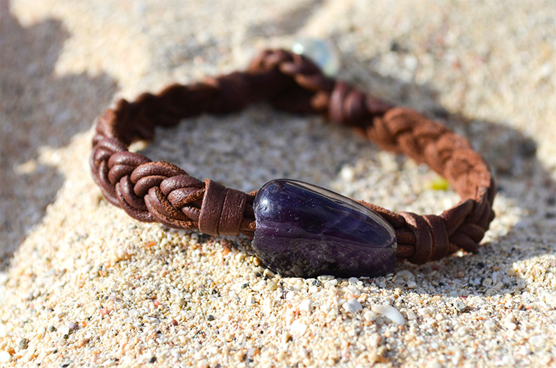 produit: Bracelet tressé 6 fils et perles d'Amethyste et mer du Sud