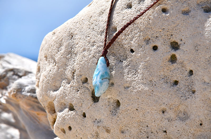 produit: Collier en cuir tressé et pendentif Larimar