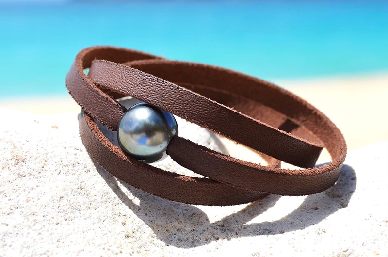 produit: Flat leather bracelet 2 Tahitian pearls