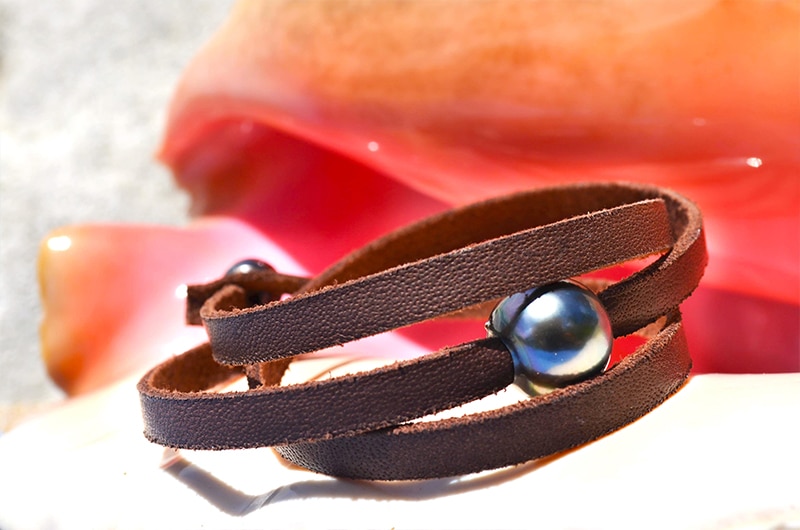 produit: Flat leather bracelet 2 Tahitian pearls