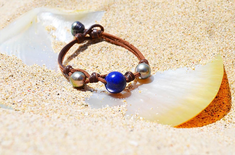 produit: Tahitian pearl and Lapis Lazuli bracelet