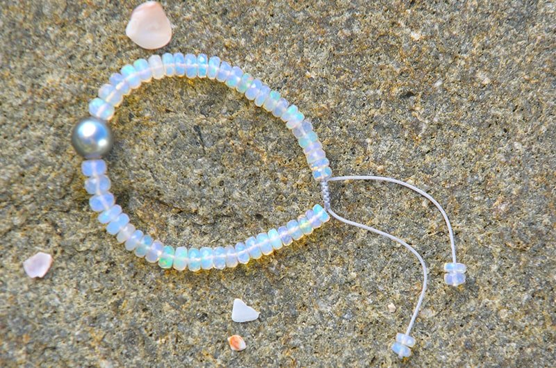 produit: Opals and Round Tahitian Pearl Adjustable Bracelet