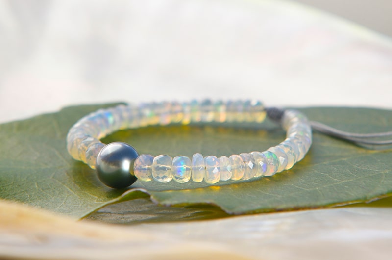 produit: Opals and Round Tahitian Pearl Adjustable Bracelet