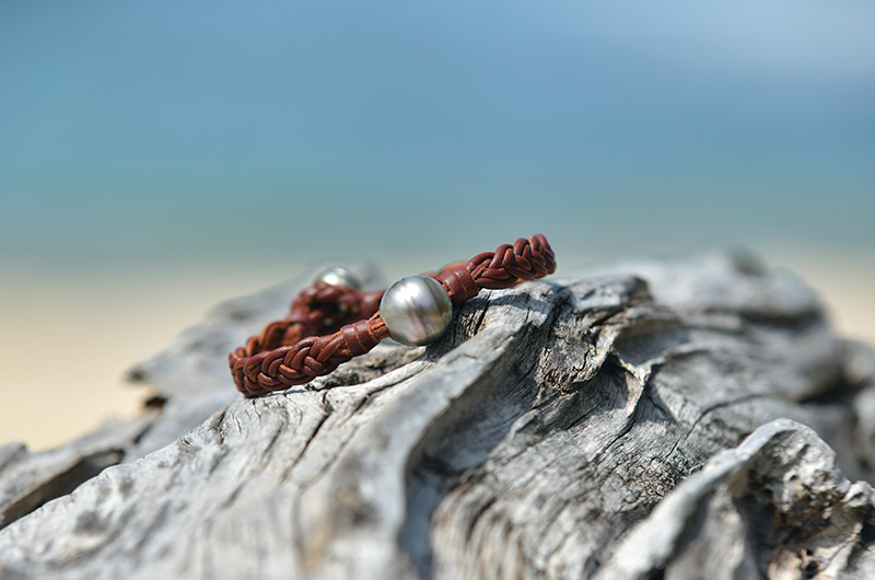 produit: Braided 6-strand leather bracelet with Tahitian pearl