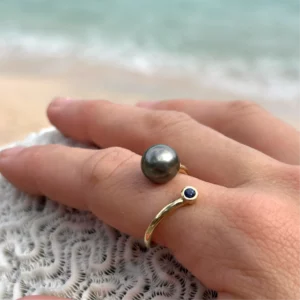 Bague Précieuse Ajustable Or, Saphir et Perle, seconde vue