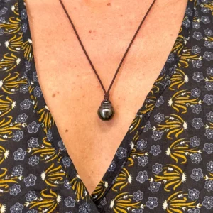 Collier ajustable avec une perle de Tahiti baroque cerclée porté au cou en vue rapprochée