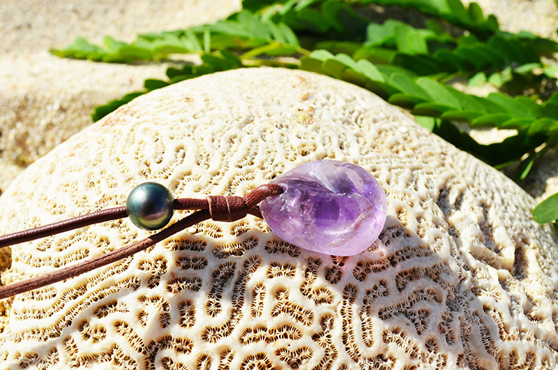 Amethyst and Tahitian cultured pearl pendant necklace with neck clasp, construction detail