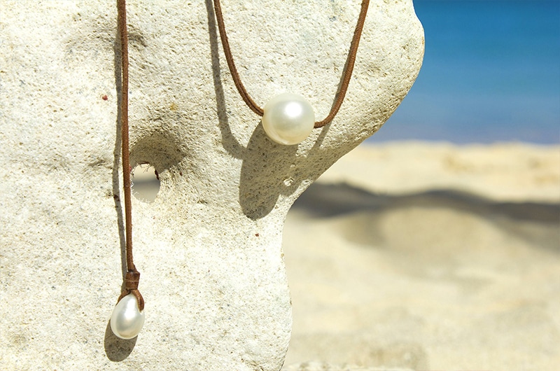 Autre vue du collier ras du cou en cuir avec une perle blanche des mers du Sud de 16 mm et une perle de fermoir à la plage