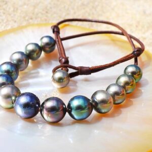 Autre vue du collier ras du cou avec 14 perles de culture de Tahiti multicolores disposé sur une nacre