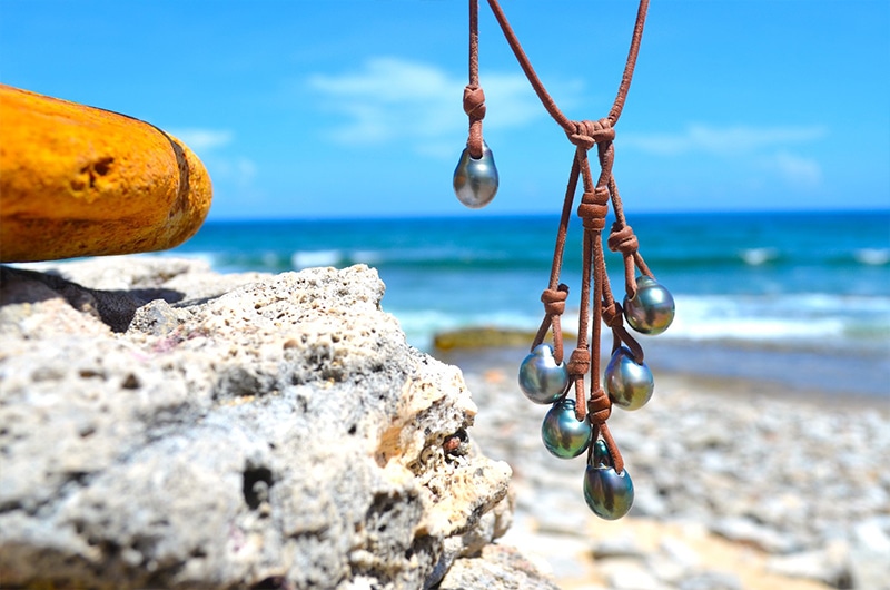 Autre vue du collier grappe avec ses cinq perles principales et sa perle d’ajustement de Tahiti à la plage