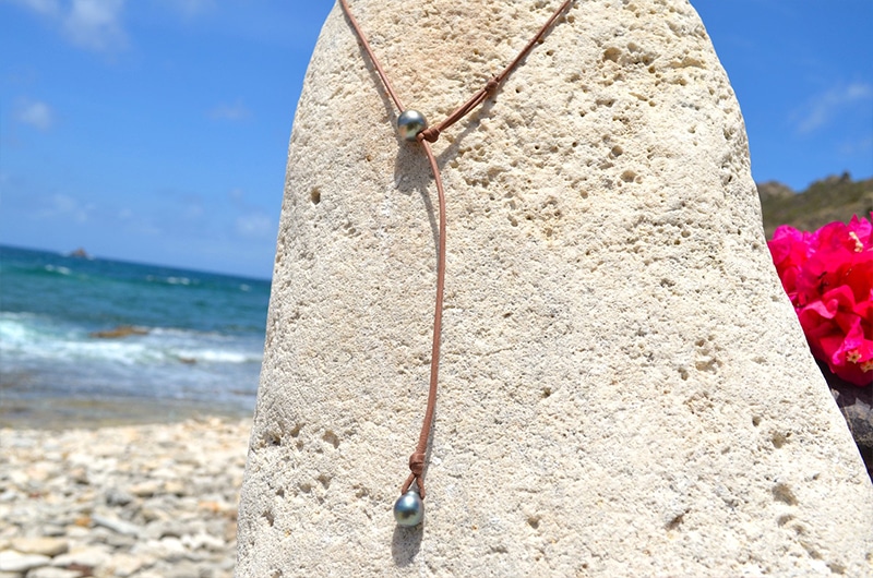 Collier ajustable en cuir déployé avec sa perle principale de Tahiti de 11 mm et sa perle d’ajustement