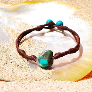 Bracelet en cuir marron avec une pépite de turquoise et de petites perles turquoise présenté sur une nacre
