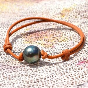 Adjustable leather bracelet with a 13.5 mm Tahitian pearl displayed on a decorative net