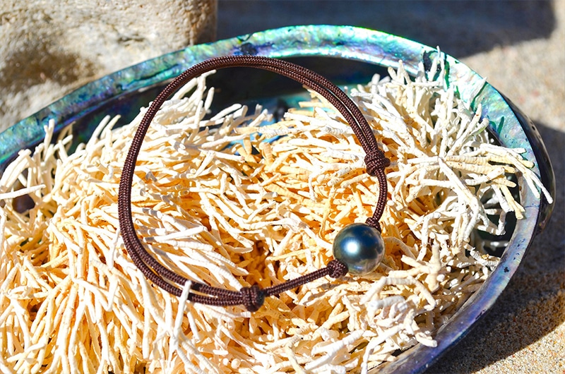 Vue d’ensemble du bracelet ajustable avec une perle semi-ronde de Tahiti de 9 mm présenté sur un coquillage