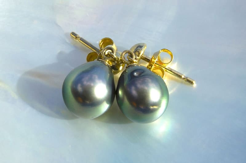 Close-up of the 9.5 mm Tahitian pearls and butterfly backs on mother-of-pearl