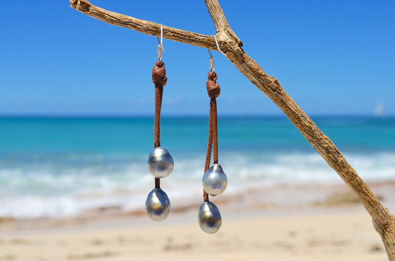 Leather earrings with four Tahitian pearls suspended by a Saint Barthélemy beach