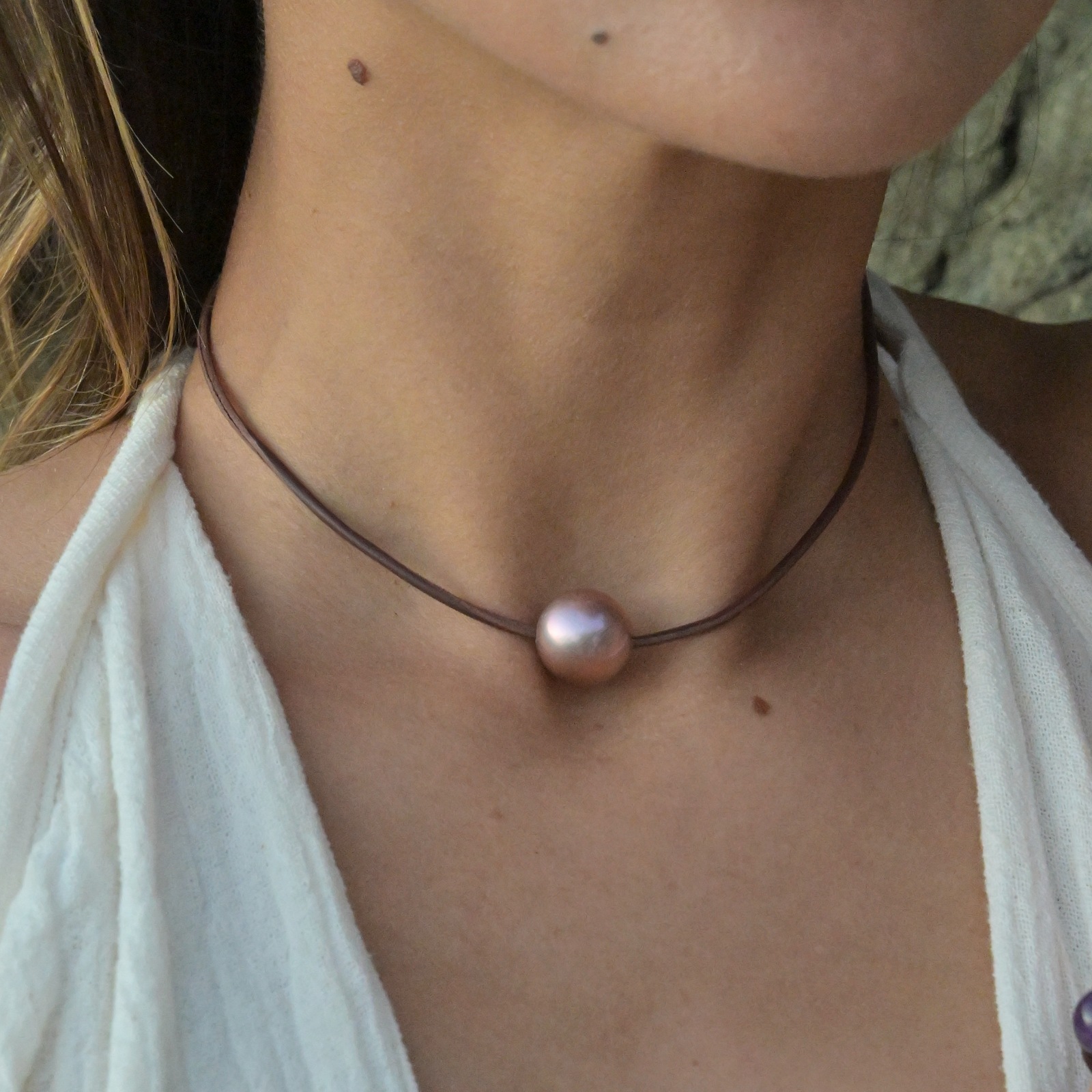 Ras du cou en cuir et grande perle rose de 14 mm, au cou.