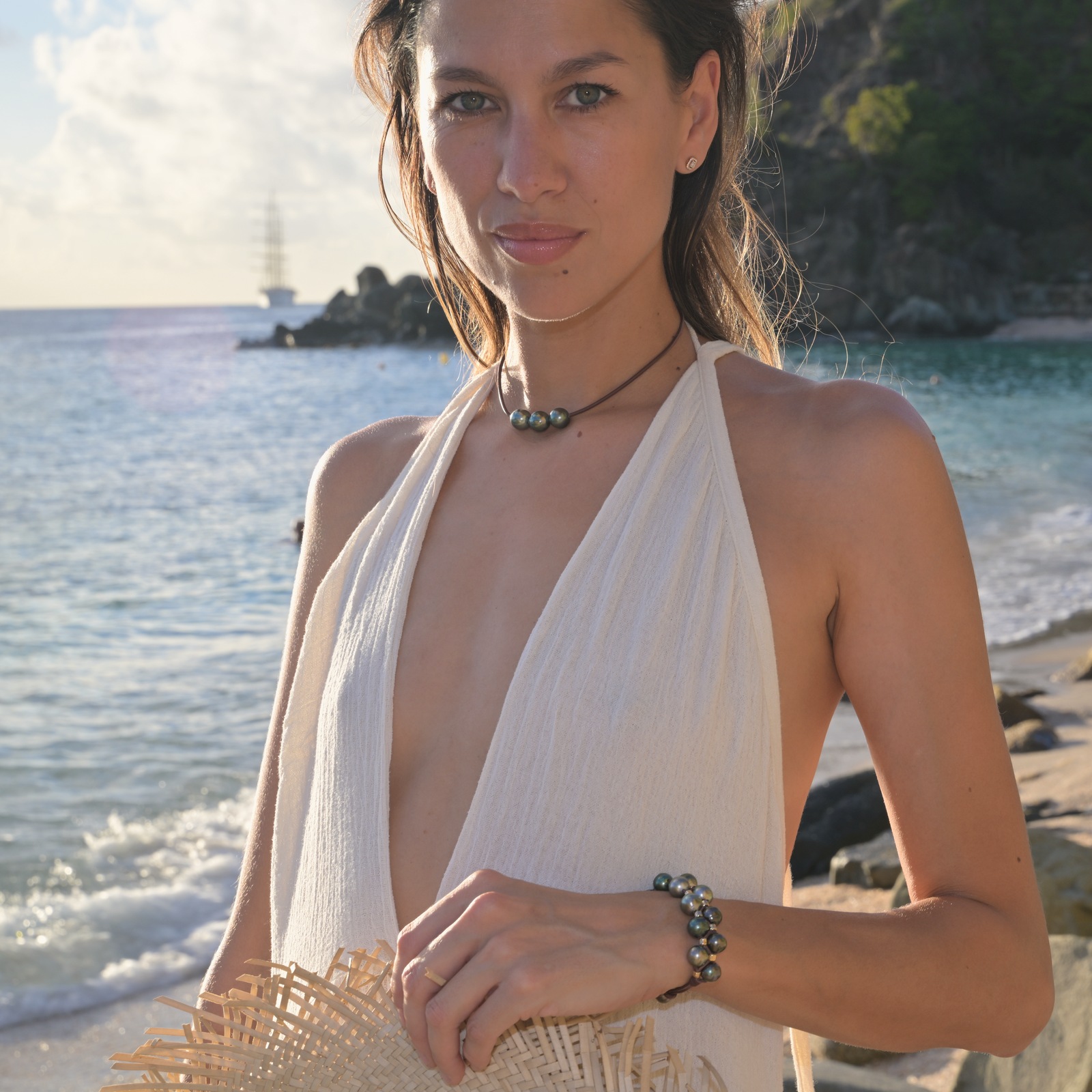 Ras du cou en cuir et trio de perles de Tahiti, vue portée en situation, cadrage carré autour du collier.