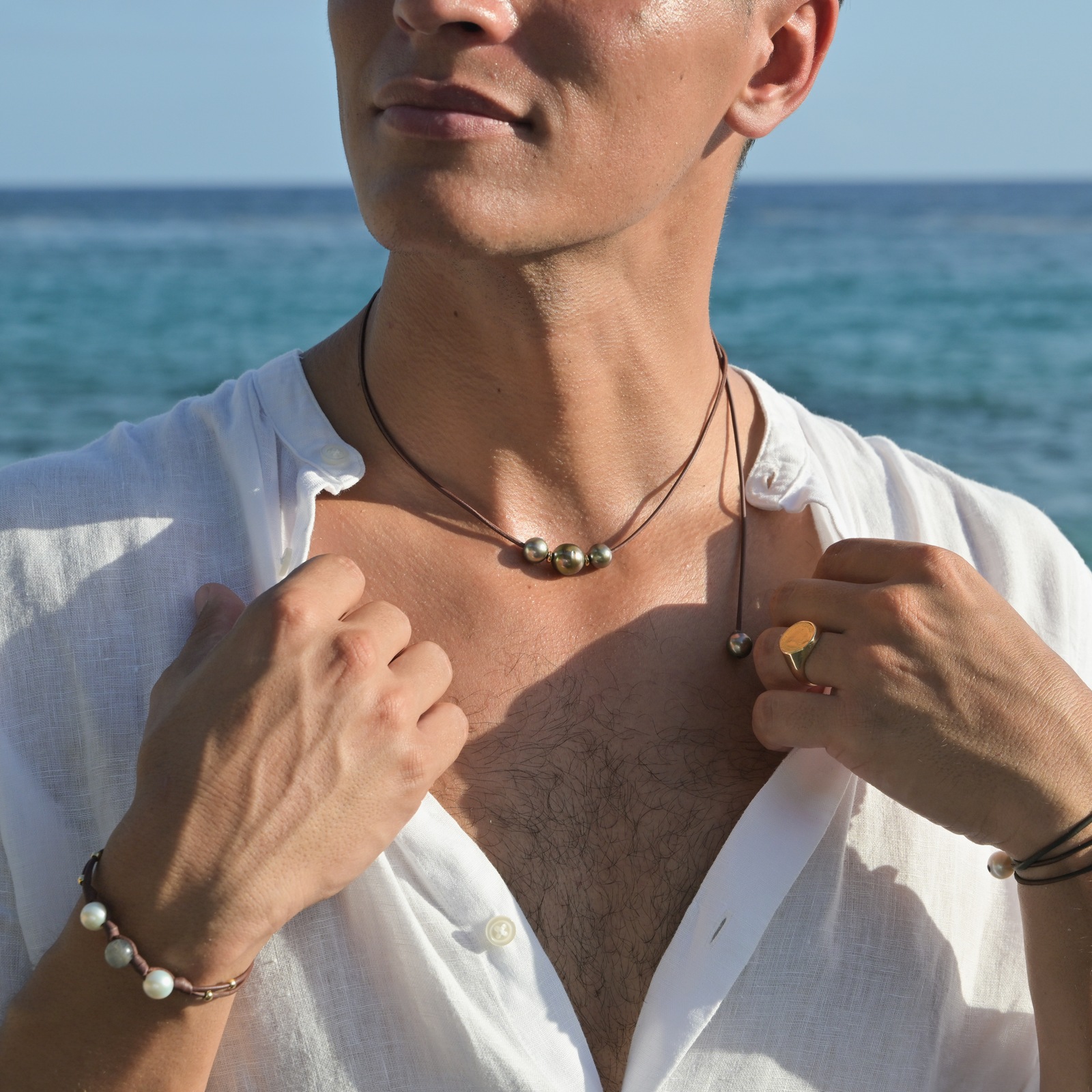 Ras du cou en cuir et trio de perles de Tahiti, vue portée en situation, cadrage carré autour du collier.
