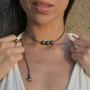 Ras du cou en cuir et trio de perles de Tahiti de 11,5 mm, au cou.