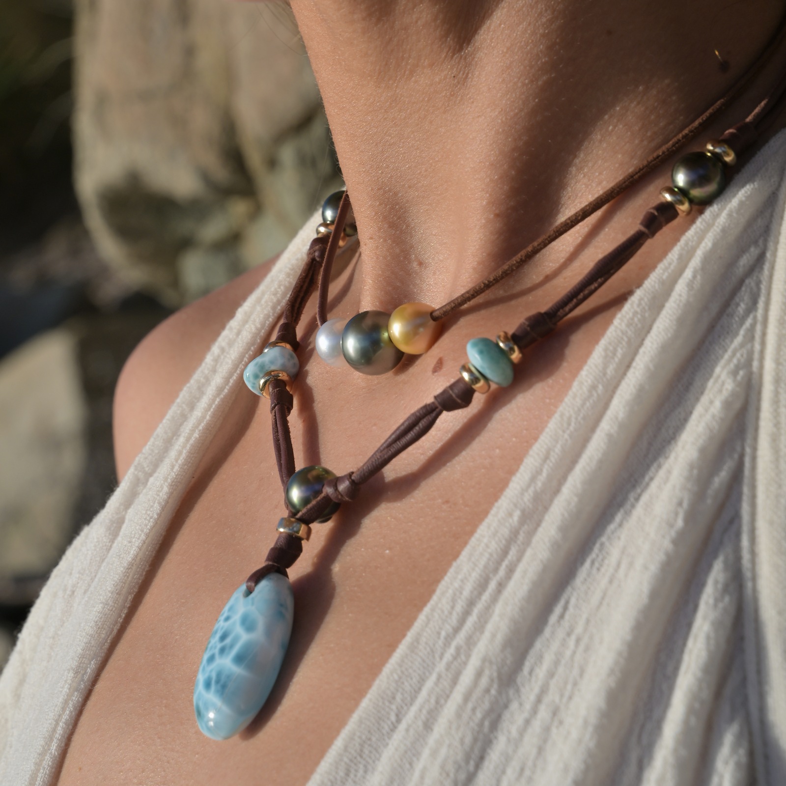 Ras du cou tricolore, perle de Tahiti et perles des mers du Sud, vue portée avec un collier pendentif en Larimar entièrement visible.