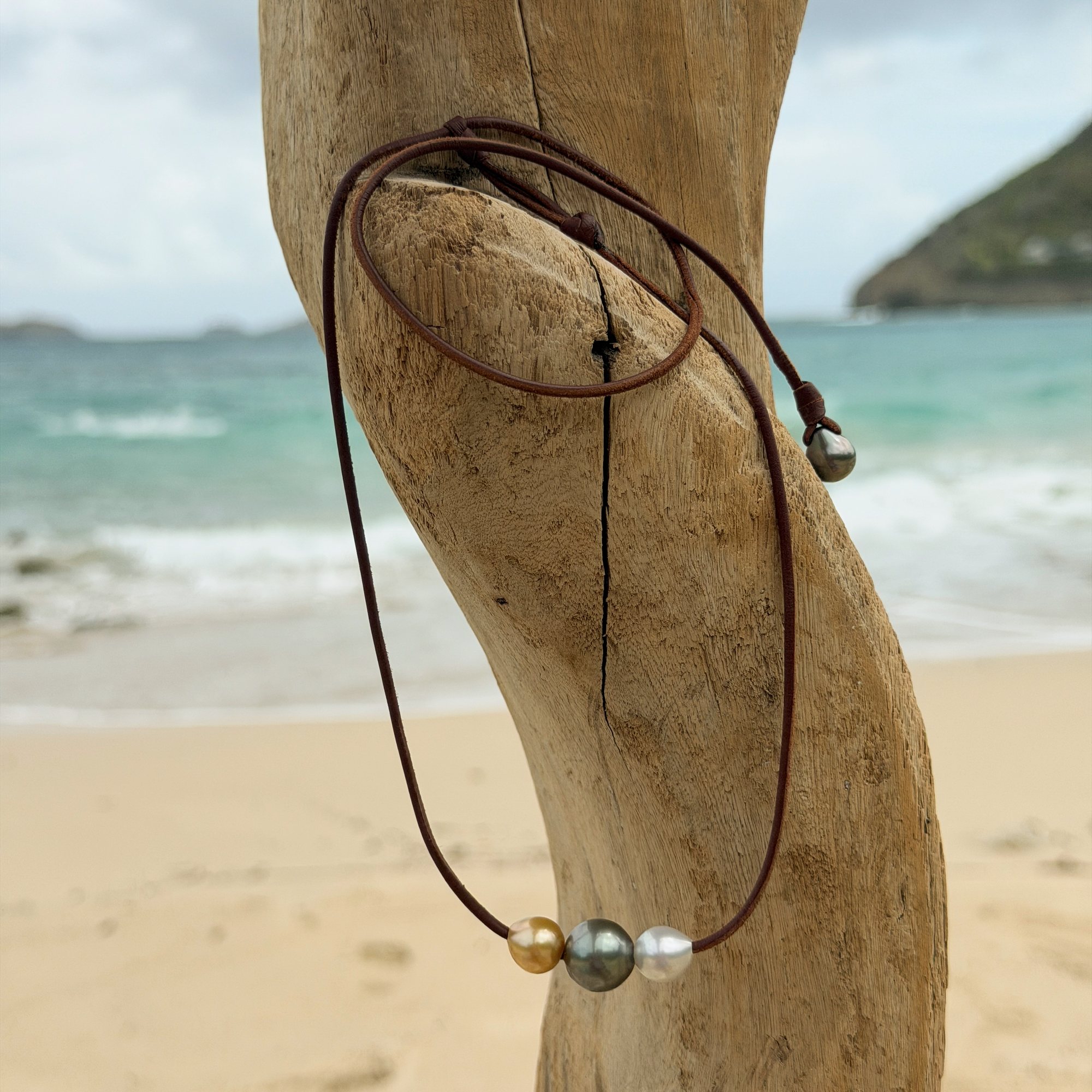 Ras du cou tricolore, perle de Tahiti et perles des mers du Sud, sur du bois.