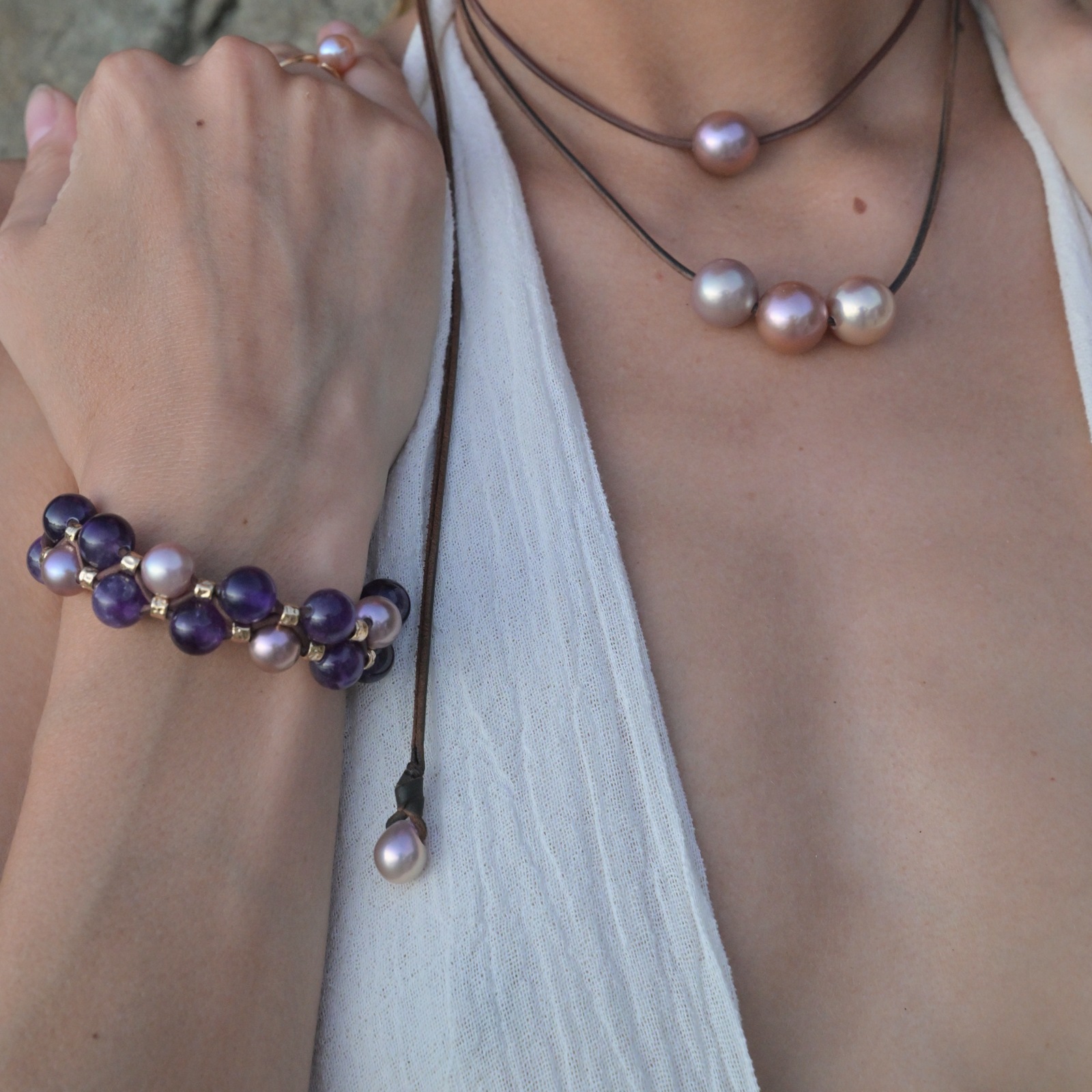 Bracelet double rang, perles roses et améthystes, vue portée en situation, cadrage carré autour du bracelet.