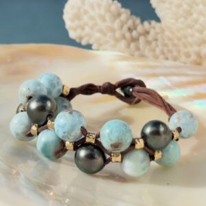 Bracelet double rang, Larimar et perles de Tahiti, sur un coquillage.