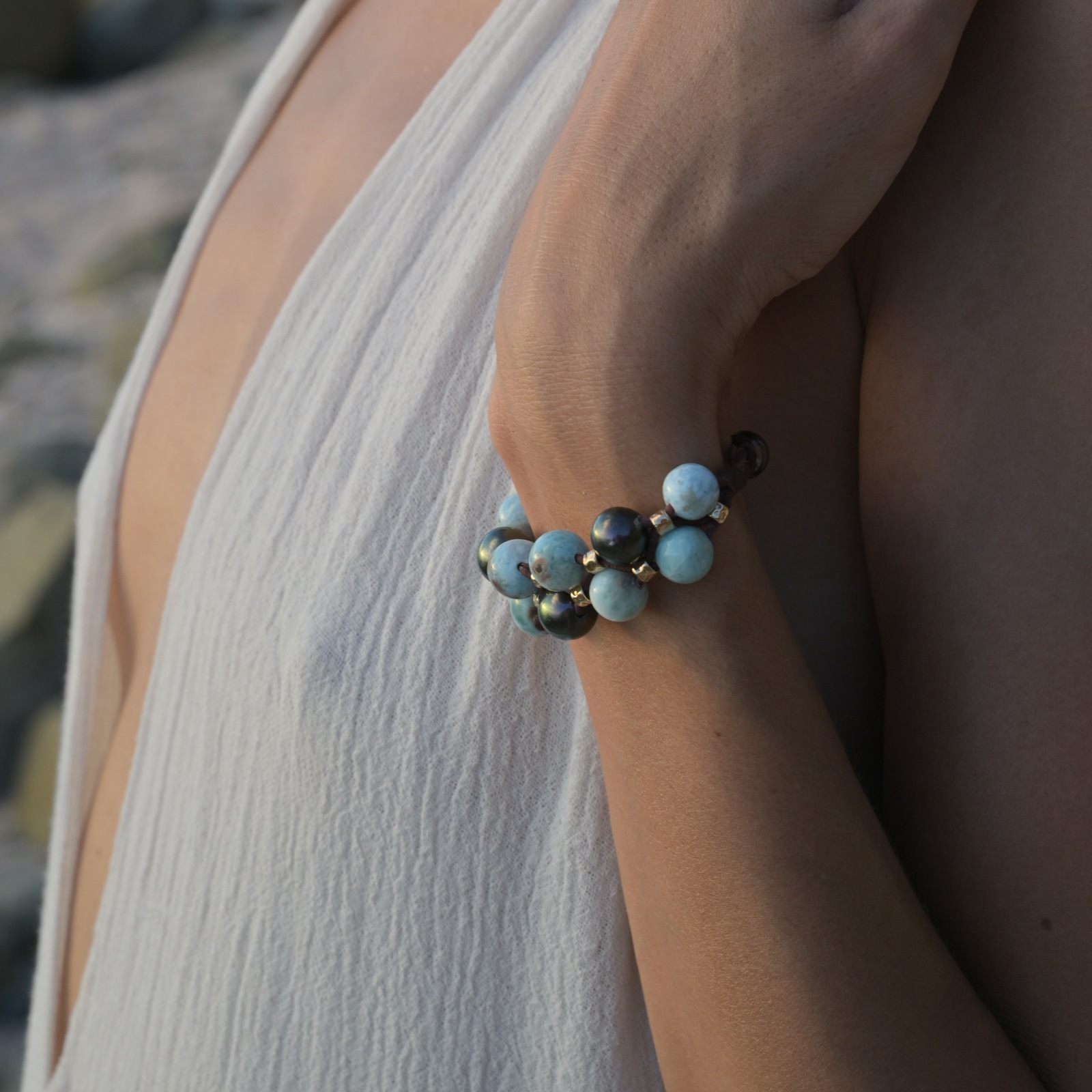 Bracelet double rang, Larimar et perles de Tahiti, vue portée en situation, cadrage carré autour du bracelet.