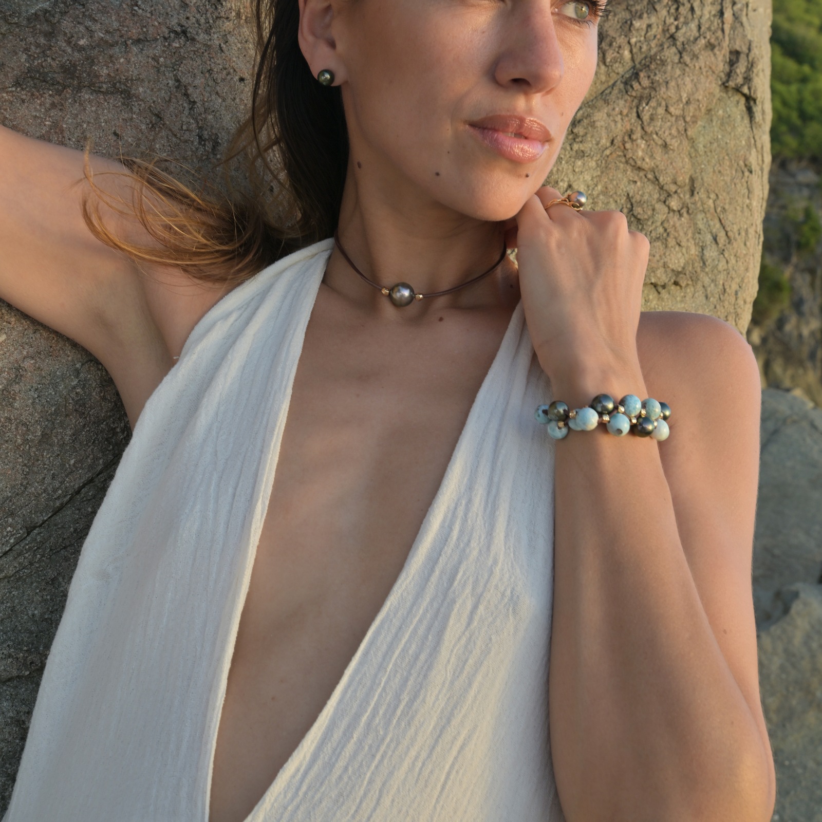 Bracelet double rang, Larimar et perles de Tahiti, vue portée en situation, cadrage carré autour du bracelet.