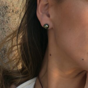 Clous en or et perles de Tahiti, à l’oreille.