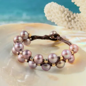 Bracelet double rang, perles roses et tubes martelés, sur un coquillage.