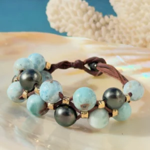 Bracelet double rang, Larimar et perles de Tahiti, sur un coquillage.